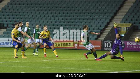 Easter Road Stadium.Édimbourg. Scotland.UK 24 novembre-20 Scottish Premership Match . Le gardien Hibernian Ofir Marciano battu par Ali McCann de St Johnstone pour son but d'ouverture crédit: eric mccowat/Alay Live News Banque D'Images