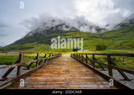 Pont en bois au-dessus du Loch Achtriochtan à Glen COE Banque D'Images