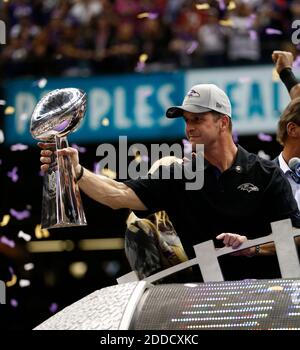 PAS DE FILM, PAS DE VIDÉO, PAS de TV, PAS DE DOCUMENTAIRE - l'entraîneur-chef John Harbaugh des Baltimore Ravens célèbre avec le trophée Lombardi après une victoire de 34-31 contre les San Francisco 49ers dans le Super Bowl XLVII au Mercedes-Benz Superdome à la Nouvelle-Orléans, Louisiane, États-Unis, dimanche 3 février 2013. Photo de Mark Cornelison/Lexington Herald-leader/MCT/ABACAPRESS.COM Banque D'Images
