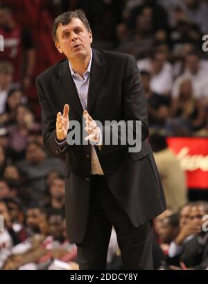PAS DE FILM, PAS DE VIDÉO, PAS de TV, PAS DE DOCUMENTAIRE - l'entraîneur-chef de Houston Rockets Kevin McHale donne des instructions à son équipe pendant le deuxième trimestre d'un match de la NBA de saison régulière contre la chaleur de Miami à l'AmericanAirlines Arena à Miami, FL, USA le 6 février 2013. La chaleur de Miami a vaincu les Houston Rockets 114-108. Photo de David Santiago/El Nuevo Herald/MCT/ABACAPRESS.COM Banque D'Images
