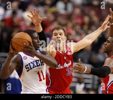 PAS DE FILM, PAS DE VIDÉO, PAS de TV, PAS DE DOCUMENTAIRE - Los Angeles Clippers Blake Griffin, centre, et Chris Paul tentent de piéger Philadelphia 76ers' Jrue Holiday au Wells Fargo Center à Philadelphie, PA, Etats-Unis le 11 février 2013. Photo de Ron Cortes/Philadelphia Inquirer/MCT/ABACAPRESS.COM Banque D'Images