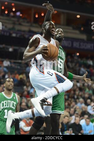 PAS DE FILM, PAS DE VIDÉO, PAS de TV, PAS DE DOCUMENTAIRE - Charlotte Bobcats garde Kemba Walker (15) conduit au panier pour deux points que Boston Celtics centre/avance Kevin Garnet (5) applique la pression défensive pendant la première moitié de l'action à Time Warner Cable Arena à Charlotte, NC, Etats-Unis le 11 février 2013. Photo de Jeff Siner/Charlotte observer/MCT/ABACAPRESS.COM Banque D'Images