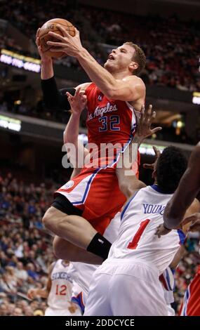 PAS DE FILM, PAS DE VIDÉO, PAS de TV, PAS DE DOCUMENTAIRE - le Blake Griffin de Los Angeles Clippers est fouillé comme il se met à la puissance par le biais de Philadelphie 76ers Spencer Hawes et Nick Young, à droite, au Wells Fargo Center à Philadelphie, PA, USA le 11 février 2013. Photo de Ron Cortes/Philadelphia Inquirer/MCT/ABACAPRESS.COM Banque D'Images