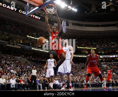 PAS DE FILM, PAS DE VIDÉO, PAS de TV, PAS DE DOCUMENTAIRE - Los Angeles Clippers DeAnde Jordan dunks contre les 76ers de Philadelphie lors du premier trimestre de l'action au Wells Fargo Center à Philadelphie, PA, USA le 11 février 2013. Photo de Ron Cortes/Philadelphia Inquirer/MCT/ABACAPRESS.COM Banque D'Images
