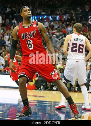 PAS DE FILM, PAS DE VIDÉO, PAS de télévision, PAS DE DOCUMENTAIRE - la chaussure LeBron de Miami Heat donne à la foule un coup d'œil après avoir claquement deux points sur le défenseur des Atlanta Hawks Kyle Korver (26) dans la seconde moitié au Philips Arena d'Atlanta, GA, USA, le 20 février 2013. Photo de Curtis Compton/Atlanta Journal-Constitution/MCT/ABACAPRESS.COM Banque D'Images