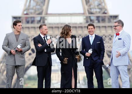 Henry Cavill, Simon Pegg, Rebecca Ferguson, Tom Cruise et le réalisateur Christopher McQuarrie participant à la première mondiale de Mission: Impossible - Fallout au Palais de Chaillot à Paris, France, le 12 juillet 2018. Photo d'Aurore Marechal/ABACAPRESS.COM Banque D'Images