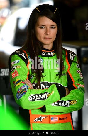 PAS DE FILM, PAS DE VIDÉO, PAS de TV, PAS DE DOCUMENTAIRE - pilote de la série nationale NASCAR (34) Danica Patrick est photographié dans le garage national du Daytona International Speedway à Daytona Beach, Floride, États-Unis le jeudi 21 février 2013. Patrick va commencer dimanche prochain 'Great American Race' dans la première rangée, comme la première femme dans l'histoire de NASCAR ayant gagné la position de pôle pour le NASCAR Daytona 500. Photo de Jeff Siner/Charlotte observer/MCT/ABACAPRESS.COM Banque D'Images