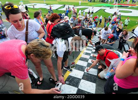 PAS DE FILM, PAS DE VIDÉO, PAS de TV, PAS DE DOCUMENTAIRE - les fans de course écrivent des messages et signent la ligne de départ/d'arrivée au circuit de course international de Daytona Beach, FL, USA le 24 février 2013. Photo de Jeff Siner/Charlotte observer/MCT/ABACAPRESS.COM Banque D'Images