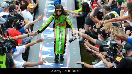 PAS DE FILM, PAS DE VIDÉO, PAS de TV, PAS DE DOCUMENTAIRE - Danica Patrick, pilote de la NASCAR Sprint Cup Series, se lance avec les fans comme elle est présentée avant le Daytona 500 au Daytona International Speedway à Daytona Beach, FL, Etats-Unis le 24 février 2013. Photo de Jeff Siner/Charlotte observer/MCT/ABACAPRESS.COM Banque D'Images