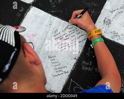 PAS DE FILM, PAS DE VIDÉO, PAS de TV, PAS DE DOCUMENTAIRE - Chris Quillen écrit un message aux pilotes de la NASCAR Sprint Cup Series Jeff Gordon, Matt Kenseth et Danica Patrick sur la ligne de départ/d'arrivée à Daytona International Speedway à Daytona Beach, FL, USA le 24 février 2013. Photo de Jeff Siner/Charlotte observer/MCT/ABACAPRESS.COM Banque D'Images
