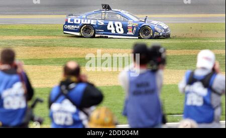 PAS DE FILM, PAS DE VIDÉO, PAS de TV, PAS DE DOCUMENTAIRE - Jimmie Johnson sort dans l'herbe après avoir remporté la course Daytona 500 au Daytona International Speedway à Daytona Beach, FL, USA le 24 février 2013. Photo de Stephen M. Dowell/Orlando Sentinel/MCT/ABACAPRESS.COM Banque D'Images