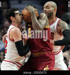 PAS DE FILM, PAS DE VIDÉO, PAS de TV, PAS DE DOCUMENTAIRE - Cleveland Cavaliers power forward Tristan Thompson (13) frappe la balle dans le visage de Chicago Bulls tir garde Kirk Hinrich (12), à gauche, comme Hinrich et Carlos Boozer (5) appliquent la pression, dans le premier trimestre à l'United Center à Chicago, il, États-Unis le 26 février 2013. Photo de Chris Sweda/ Chicago Tribune/MCT/ABACAPRESS.COM Banque D'Images