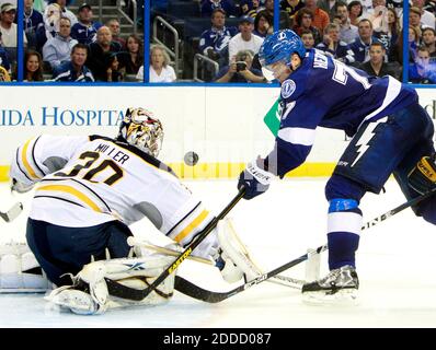 PAS DE FILM, PAS DE VIDÉO, PAS de TV, PAS DE DOCUMENTAIRE - le défenseur de Tampa Bay Lightning Victor Hedman (77) tente de mettre le palet dans le net à partir de point blanc de la gamme contre le gardien de but Buffalo Sabers Ryan Miller (30) dans la troisième période au Tampa Bay Times Forum à Tampa, FL, États-Unis le 26 février 2013. Les Sabres battent les boulons, 2-1. Photo de Dirk Shadd/Tampa Bay Times/MCT/ABACAPRESS.COM Banque D'Images