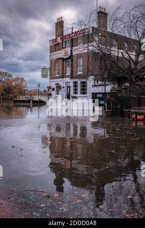 17 novembre 2020, Richmond upon Thames, Surrey, Royaume-Uni.la maison publique de la Croix-Blanche à Richmond Riverside a inondé pendant la marée haute. Banque D'Images