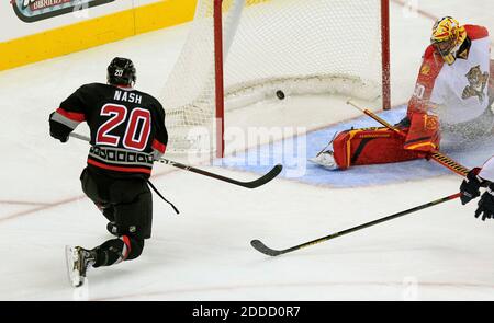 PAS DE FILM, PAS DE VIDÉO, PAS de TV, PAS DE DOCUMENTAIRE - le Riley Nash (20) des Hurricanes de Caroline contre Scott Clemmensen (30) des Panthers de Floride pendant la deuxième période à la PNC Arena à Raleigh, NC, Etats-Unis, le 2 mars 2013. Photo de Chris Seward/Raleigh News & observer/MCT/ABACAPRESS.COM Banque D'Images