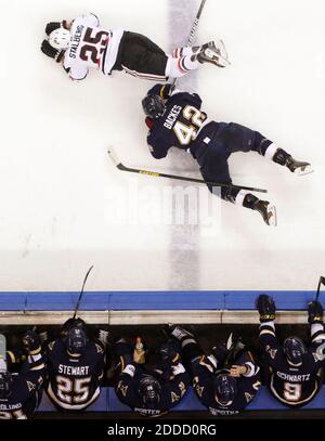 PAS DE FILM, PAS DE VIDÉO, PAS de télévision, PAS DE DOCUMENTAIRE - le David Backes de St. Louis Blues (42) voyage vers le haut des Blackhawks de Chicago Viktor Stalberg au Scottrade Center à St. Louis, Mo, USA le 28 février 2013. Chicago a gagné, 3-0. Photo de Chris Lee/St. Louis Post-Dispatch/MCT/ABACAPRESS.COM Banque D'Images