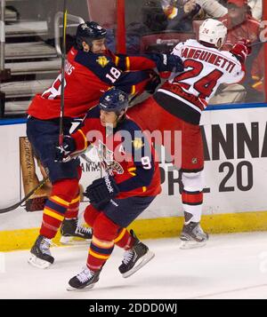 PAS DE FILM, PAS DE VIDÉO, PAS de TV, PAS DE DOCUMENTAIRE - le 18 mars 2013, Shawn Matthias (24), de Florida Panthers, a sorti Bobby Sanguinetti (3) des Carolina Hurricanes de la pièce au BB&T Center de Sunrise, FL, USA. Photo de C.W. Griffin/Miami Herald/MCT/ABACAPRESS.CO Banque D'Images