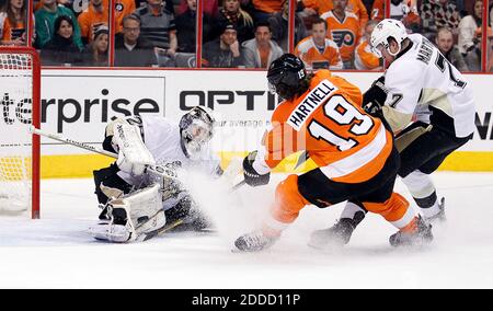 PAS DE FILM, PAS DE VIDÉO, PAS de TV, PAS DE DOCUMENTAIRE - The Philadelphia Flyers Scott Hartnell (19) va après le palet contre le gardien de but des pingouins de Pittsburgh Marc-Andre Fleury et Paul Martin (7) pendant la première période au Wells Fargo Center à Philadelphie, PA, USA le 7 mars 2013. Pittsburgh a gagné, 5-4. Photo de Yong Kim/Philadelphia Daily News/MCT/ABACAPRESS.COM Banque D'Images