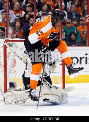 PAS DE FILM, PAS DE VIDÉO, PAS de TV, PAS DE DOCUMENTAIRE - Wayne Simmonds des Philadelphia Flyers tente de distraire le gardien de but des Penguins de Pittsburgh Marc-Andre Fleury pendant la première période au Wells Fargo Center à Philadelphie, PA, USA le 7 mars 2013. Pittsburgh a gagné, 5-4. Photo de Yong Kim/Philadelphia Daily News/MCT/ABACAPRESS.COM Banque D'Images