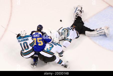 PAS DE FILM, PAS DE VIDÉO, PAS de télévision, PAS DE DOCUMENTAIRE - The St. Louis Bluess' Ryan Reaves est pris en sandwich entre le San Jose Sharkss' Andrew Desjardins (10) et Douglas Murray (3) alors qu'il poursuit le palet devant le golfeur Antti Niemi dans une action de deuxième période au Scottrade Centre à St. Louis, Mo, États-Unis, le 12 mars 2013. St Louis Won, 4-2. Photo de Chris Lee/St. Louis Post-Dispatch/MCT/ABACAPRESS.COM Banque D'Images