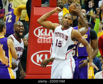 PAS DE FILM, PAS DE VIDÉO, PAS de TV, PAS DE DOCUMENTAIRE - Atlanta Hawks Ivan Johnson, à gauche, et Al Horford React après que Johnson a fait un panier contre les Los Angeles Lakers à Atlanta, GA, Etats-Unis le 13 mars 2013. Les Hawks battent les Lakers, 96-92. Photo de Curtis Compton/Atlanta Journal-Constitution/MCT/ABACAPRESS.COM Banque D'Images