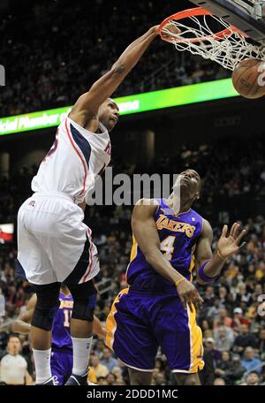 PAS DE FILM, PAS DE VIDÉO, PAS de TV, PAS DE DOCUMENTAIRE - Atlanta Hawks centre Al Horford descend deux points au-dessus de Los Angeles Lakers avance Antawn Jamison pendant la première moitié de leur match NBA à Atlanta, GA, USA le 13 mars 2013. Les Hawks battent les Lakers, 96-92. Photo de Curtis Compton/Atlanta Journal-Constitution/MCT/ABACAPRESS.COM Banque D'Images