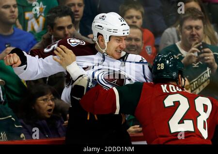 PAS DE FILM, PAS DE VIDÉO, PAS de TV, PAS DE DOCUMENTAIRE - P.A. Parenteau de Colorado Avalanche (15) se trouve dans une tulle avec Zenon Konopka de Minnesota Wild (28) pendant la première période au Xcel Energy Center à St. Paul, MN, USA le 14 mars 2013. Photo de Richard Tsong-Taatarii/Minneapolis Star Tribune/MCT/ABACAPRESS.COM Banque D'Images