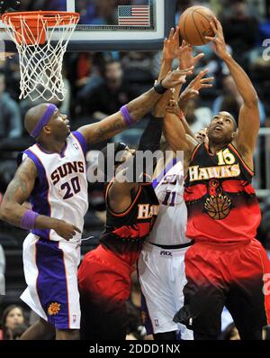 PAS DE FILM, PAS DE VIDÉO, PAS de TV, PAS DE DOCUMENTAIRE - The Atlanta Hawks' Al Horford, à droite, Et Hawks Josh Smith, deuxième à partir de la gauche, atteint un rebond contre les Phoenix Suns Jermaine O'Neal (20) et Markieff Morris (11) dans la deuxième moitié à Philips Arena à Atlanta, GA, USA, le 15 mars 2013. Les Hawks ont battu les Suns, 107-94. Photo de Hyosub Shin/Atlanta Journal-Constitution/MCT/ABACAPRESS.COM Banque D'Images