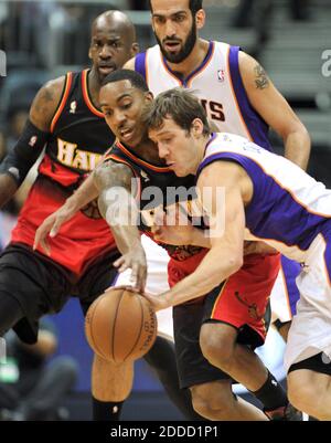 PAS DE FILM, PAS DE VIDÉO, PAS de TV, PAS DE DOCUMENTAIRE - le gardien de point d'Atlanta Hawks Jeff Teague, au centre, tente de voler une balle du Phoenix Suns Goran Dragic, à droite, dans la première moitié à Philips Arena à Atlanta, GA, Etats-Unis le 15 mars 2013. Les Hawks ont battu les Suns, 107-94. Photo de Hyosub Shin/Atlanta Journal-Constitution/MCT/ABACAPRESS.COM Banque D'Images