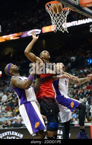 PAS DE FILM, PAS DE VIDÉO, PAS de TV, PAS DE DOCUMENTAIRE - The Atlanta Hawks' Al Horford, centre, tourne entre Phoenix Suns Jermaine O'Neal, à gauche, et Michael Beasley (0) dans la première moitié à Philips Arena à Atlanta, GA, USA le 15 mars 2013. Les Hawks ont battu les Suns, 107-94. Photo de Hyosub Shin/Atlanta Journal-Constitution/MCT/ABACAPRESS.COM Banque D'Images