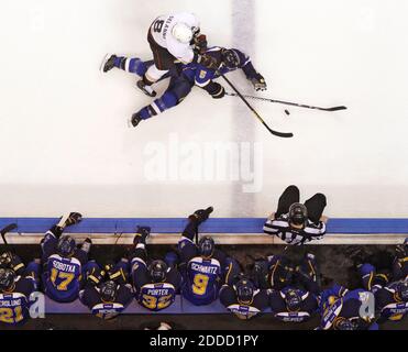 PAS DE FILM, PAS DE VIDÉO, PAS de TV, PAS DE DOCUMENTAIRE - Barret Jackman, défenseur de St Louis Blues (5) emmêle avec l'aile droite des Ducks d'Anaheim Teemu Selanne pendant l'action de jeu au Scottrade Center à St. Louis, Mo, USA le 16 mars 2013. Les Bleus battent les Ducks en heures supplémentaires, 2-1. Photo de Chris Lee/St. Louis Post-Dispatch/MCT/ABACAPRESS.COM Banque D'Images