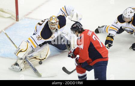 PAS DE FILM, PAS DE VIDÉO, PAS de TV, PAS DE DOCUMENTAIRE - le gardien de but de Buffalo Sabers Ryan Miller (30) fait une économie contre le défenseur des Capitals de Washington John Carlson (74) dans la troisième période au Verizon Center à Washington, DC, USA le 17 mars 2013. Photo de Chuck Myers/MCT/ABACAPRESS.COM Banque D'Images