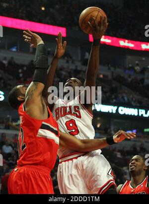 PAS DE FILM, PAS DE VIDÉO, PAS de TV, PAS DE DOCUMENTAIRE - Chicago Bullss' Luol Deng (9) monte pour un tir contre Portland Trail Blazerss' LaMarcus Aldridge (12) pendant la première moitié au United Center à Chicago, il, USA le 21 mars 2013. Photo d'Anthony Souffle/Chicago Tribune/MCT/ABACAPRESS.COM Banque D'Images