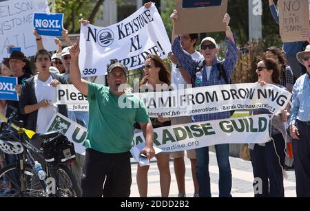 PAS DE FILM, PAS DE VIDÉO, PAS de télévision, PAS DE DOCUMENTAIRE - Jerry Karnas et environ 30 autres se sont rassemblés au coin de ne 6th St. et Biscayne Blvd. Protestant contre le pipeline Keystone XL alors que le président Barack Obama était en route pour parler à PortMiami en Floride, vendredi, 29 mars 2013. Photo de Michelle Kanaar/Miami Herald/MCT/ABACAPRESS.COM Banque D'Images