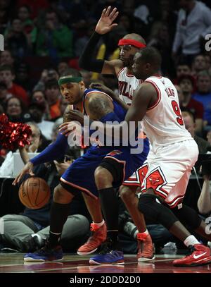 PAS DE FILM, PAS DE VIDÉO, PAS de TV, PAS DE DOCUMENTAIRE - les Chicago Bullss' Luol Deng, à droite, et Richard Hamilton double-équipe les New York Knickss' Carmelo Anthony, à gauche, dans le deuxième trimestre à United Center à Chicago, il, États-Unis le 11 avril 2013. Photo de Scott Strazzante/Chicago Tribune/MCT/ABACAPRESS.COM Banque D'Images