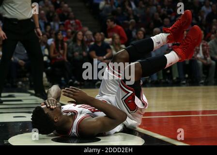 PAS DE FILM, PAS DE VIDÉO, PAS de télévision, PAS DE DOCUMENTAIRE - le 11 avril 2013, Jimmy Butler des Chicago Bulls réagit à un coup de pouce contre les New York Knicks au deuxième trimestre de United Center à Chicago, il, USA. Photo de Scott Strazzante/Chicago Tribune/MCT/ABACAPRESS.COM Banque D'Images