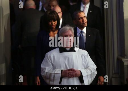 PAS DE FILM, PAS DE VIDÉO, PAS de TV, PAS DE DOCUMENTAIRE - le président Barack Obama et la première dame Michelle Obama, partis, entrer dans un service de prière interconfessionnel pour les victimes de l'attaque du marathon de Boston intitulée "Healing Our City", à la Cathédrale de la Sainte Croix, le jeudi 18 avril 2013 à Boston, Massachusetts, Etats-Unis. Photo de piscine par MCT/ABACAPRESS.COM Banque D'Images