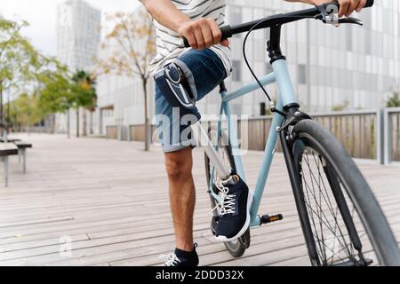 Section basse d'un homme avec un membre artificiel à vélo ville Banque D'Images