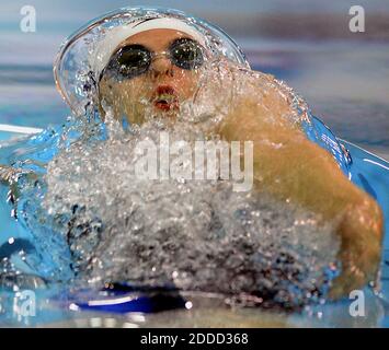 PAS DE FILM, PAS DE VIDÉO, PAS de TV, PAS DE DOCUMENTAIRE - Kathleen Bakerof SwimMAC Carolina est en compétition dans le 50m BackStroke féminin au centre aquatique du comté de Mecklembourg à Charlotte, Caroline du Nord, le vendredi 10 mai 2013. Photo de Jeff Siner/Charlotte observer/MCT/ABACAPRESS.COM Banque D'Images