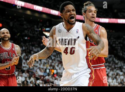 PAS DE FILM, PAS DE VIDÉO, PAS de TV, PAS DE DOCUMENTAIRE - Miami Heat forward Udonis Haslem réagit à être appelé pour une faute devant le centre Chicago Bulls Joakim Noah pendant le deuxième trimestre dans le jeu 5 de la NBA Eastern Conference Playoffs à l'AmericanAirlines Arena à Miami, FL, États-Unis le 15 mai 2013. Photo de Michael Laughlin/Sun Sentinel/MCT/ABACAPRESS.COM Banque D'Images