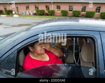 PAS DE FILM, PAS DE VIDÉO, PAS de TV, PAS DE DOCUMENTAIRE - Pat Wheeler de Moore, Oklahoma, Etats-Unis, efface une déchirure comme elle parle mardi, 21 mai 2013, au sujet de survivre à la tornade à Moore, Oklahoma. Photo de Shane Keyser/Kansas City Star/MCT/ABACAPRESS.COM Banque D'Images