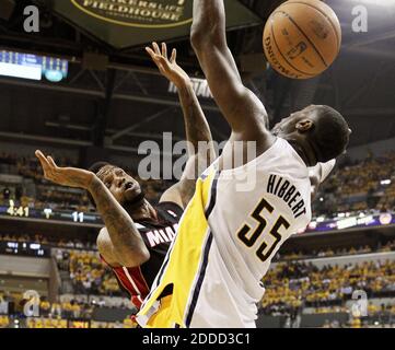 PAS DE FILM, PAS DE VIDÉO, PAS de TV, PAS DE DOCUMENTAIRE - Miami Heat forward Udonis Haslem (40) fout le centre Indiana Pacers Roy Hibbert (55) alors qu'ils se battent contre un rebond pendant le premier trimestre de la partie 4 de la NBA Eastern Conference finals à Bankers Life Fieldhouse à Indianapolis, IN, États-Unis le 28 mai 2013. Photo d'Al Diaz/Miami Herald/MCT/ABACAPRESS.COM Banque D'Images