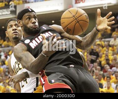 PAS DE FILM, PAS DE VIDÉO, PAS de TV, PAS DE DOCUMENTAIRE - Miami Heat forward LeBron James (6) ne peut pas gérer le ballon sous la pression d'Indiana Pacers forward Paul George (24) pendant le premier trimestre de la partie 4 de la NBA Eastern Conference Finals à Bankers Life Fieldhouse à Indianapolis, IN, États-Unis le 28 mai 2013. Photo d'Al Diaz/Miami Herald/MCT/ABACAPRESS.COM Banque D'Images