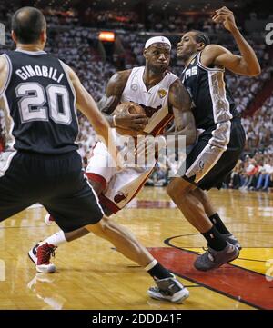 PAS DE FILM, PAS DE VIDÉO, PAS de TV, PAS DE DOCUMENTAIRE - LeBron James de Miami chauffe le panier autour de San Antonio Spurs Kawhi Leonard pendant le premier trimestre dans le jeu 2 des finales de la NBA à l'AmericanAirlines Arena à Miami, FL, USA le 9 juin 2013. La chaleur de Miami a vaincu les Spurs de San Antonio, 103-84. Photo d'Al Diaz/Miami Herald/MCT/ABACAPRESS.COM Banque D'Images
