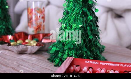 Friandises de Noël et décor sur la table! Banque D'Images