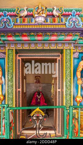 Kadirampura, Karnataka, Inde - 4 novembre 2013 : Temple Sri Murugan. Sanctuaire de niche avec des décorations colorées avec statue de la déesse Saraswati. Banque D'Images