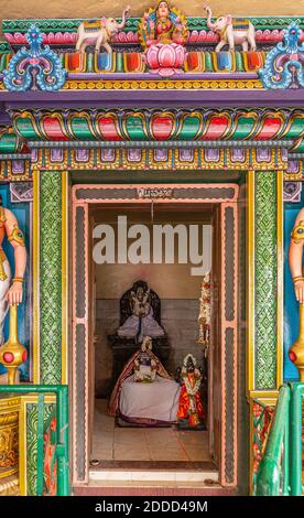 Kadirampura, Karnataka, Inde - 4 novembre 2013 : Temple Sri Murugan. Sanctuaire de niche avec des décorations colorées avec statue de la Déesse Lakshmi. Banque D'Images