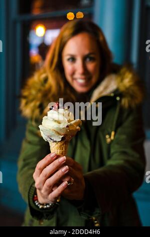 Femme adulte de taille moyenne tenant de la crème glacée Banque D'Images