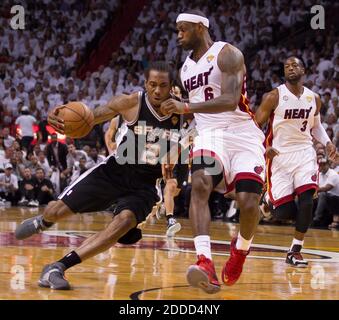 PAS DE FILM, PAS DE VIDÉO, PAS de TV, PAS DE DOCUMENTAIRE - le San Antonio Spurs's Kawhi Leonard (2) mène la voie contre le Miami Heat LeBron James (6) dans le jeu 6 des finales de la NBA à l'AmericanAirlines Arena à Miami, FL, USA le 18 juin 2013. Photo par Allen Eyestone/Palm Beach Post/MCT/ABACAPRESS.COM Banque D'Images