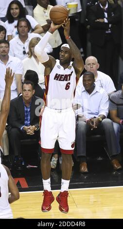 PAS DE FILM, PAS DE VIDÉO, PAS de TV, PAS DE DOCUMENTAIRE - LeBron James de Miami Heat tire un cavalier au cours du premier trimestre contre les Spurs de San Antonio dans le jeu 6 des finales de la NBA à l'AmericanAirlines Arena à Miami, FL, USA le 18 juin 2013. Photo de Bill Ingram/Palm Beach Post/MCT/ABACAPRESS.COM Banque D'Images